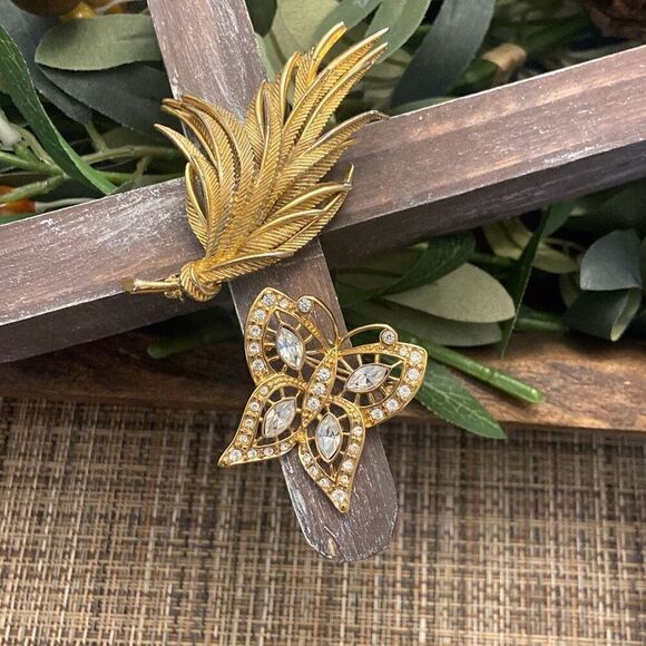 Lot of 2 Vintage Goldtone Brooches Pins both Signed on Bottom - Monet and Sphinx - Picture 2 of 9